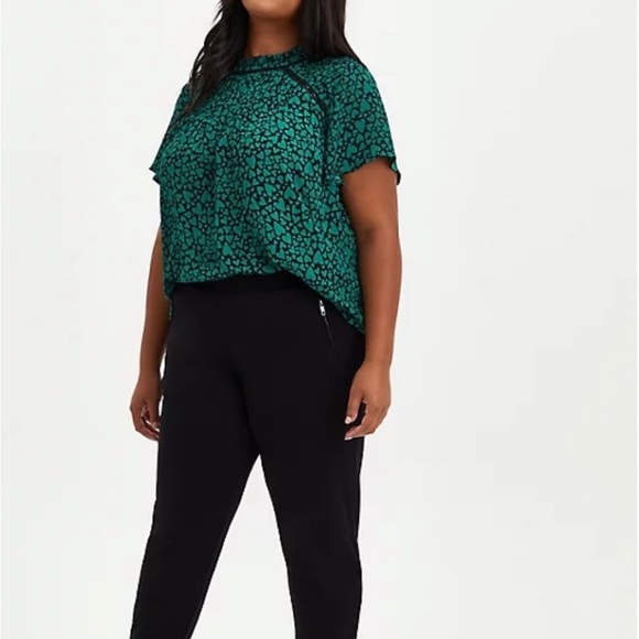 NWT Torrid short sleeve georgette green heart top - Picture 7 of 7